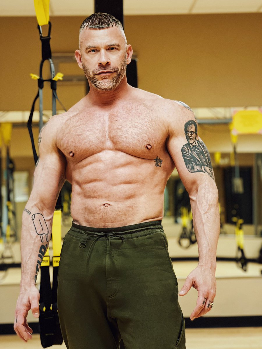 fakedanshusband's tweet photo. #FitCheck β’ Worked Back through back pain. Ugh. Also: new haircut. Went pretty severe. π¬ https://t.co/s7lWHesVdB
