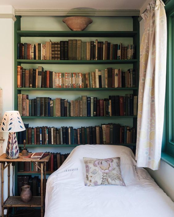ElliottBlackwe3's tweet photo. Bookish rooms are always the best rooms in a house.
(photo of Virginia Woolf's bedroom in Sussex) https://t.co/8M8ZqbseuF