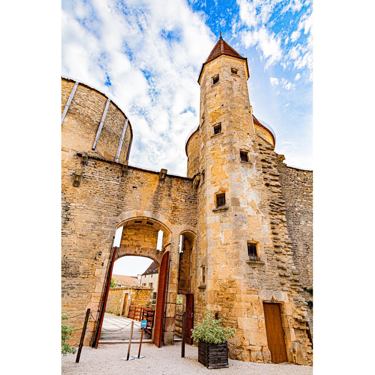 KyonyxPhoto's tweet photo. Série Castlemania "Châteauneuf-en-Auxois" Tout en hauteur
Le regard tourné vers la sortie, il s'élève et s'étire jusqu'à l'infini.
#RegionBourgogneFrancheComte
#RegionBFCInstameet
#ChateauDeChateauneuf
#enbourgognefranchecomte
#SortezChezVous
#terresdauxois #chateau #castle https://t.co/eH9tg3IFTg