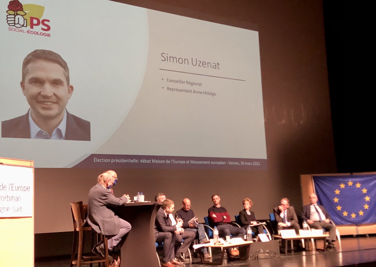 PS_Morbihan's tweet photo. Débat organisé par la Maison de l’#Europe à #Vannes.
@SimonUzenat présente les propositions d’@Anne_Hidalgo sur l’#UE, pour une #Europe plus forte, plus juste, plus protectrice des peuples européens face aux urgences sociales, climatiques, de défense #AvecHidalgo https://t.co/8StbS8XzqC