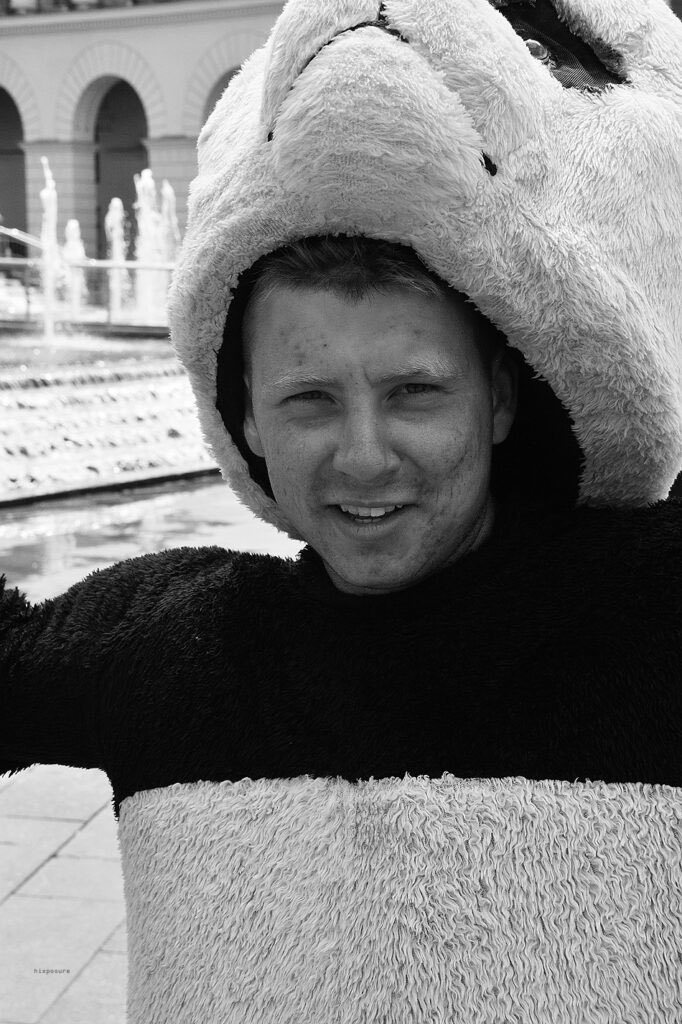 Cuddly Kyiv
hixposure.co.uk/cuddly-kyiv
#streetphotography #photojournalism #travelphotography #travel #art #photography #streetshot #streetscene  #Nikon #hixposure #streetphotographer #streetphoto #photojournalist #travelog #Ukraine #portraits #people #Kyiv #Kiev