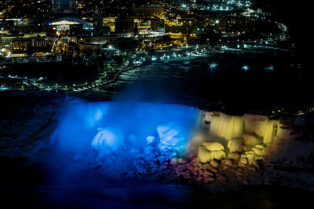 The American falls are lit in colors of the Ukrainian flag.
#StopWar #SupportUkraine