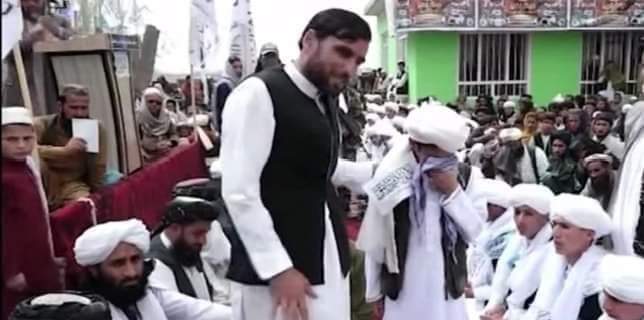Fateh130's tweet photo. #درد
دکندز په جلسه کي یو داسي ماشوم حافظ فارغ شو، چی د کورنۍ ټول غړي یې په بمبار کي په شهادت رسیدلي ول، یوازي همدا ماشوم پاتي وو!1😥 https://t.co/4MNK23sETN