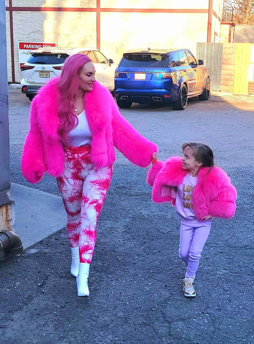 cocosworld's tweet photo. Left the house real quick for some BBQ food ......๐๐
#random #pinkallday #besties
#bbq
Follow - @BabyChanelworld https://t.co/9OZuOhGxRX