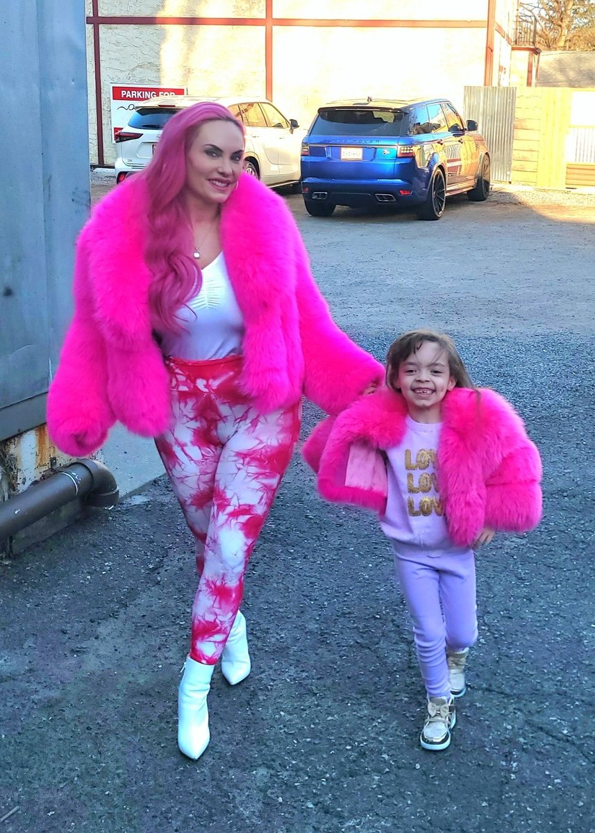 cocosworld's tweet photo. Left the house real quick for some BBQ food ......๐๐
#random #pinkallday #besties
#bbq
Follow - @BabyChanelworld https://t.co/9OZuOhGxRX
