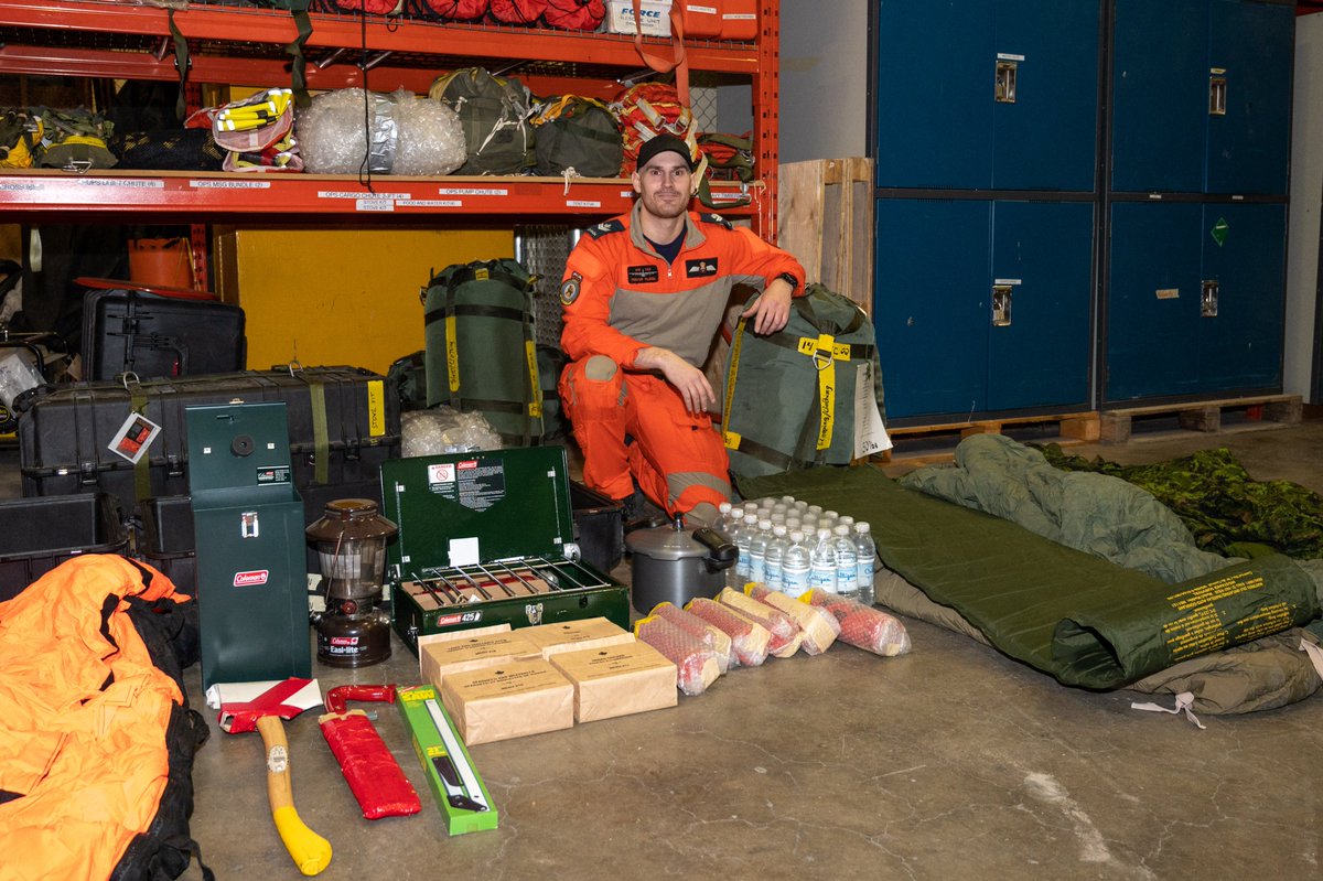 JRCCTrentCCCOS's tweet photo. #SARTechs from the @RCAF_ARC’s 435 Squadron pack equipment prior to a training mission. Making sure you have the right clothing and equipment is important, whether you’re a SAR Tech or just going for a hike. #Prepared https://t.co/1KVaylmyVx