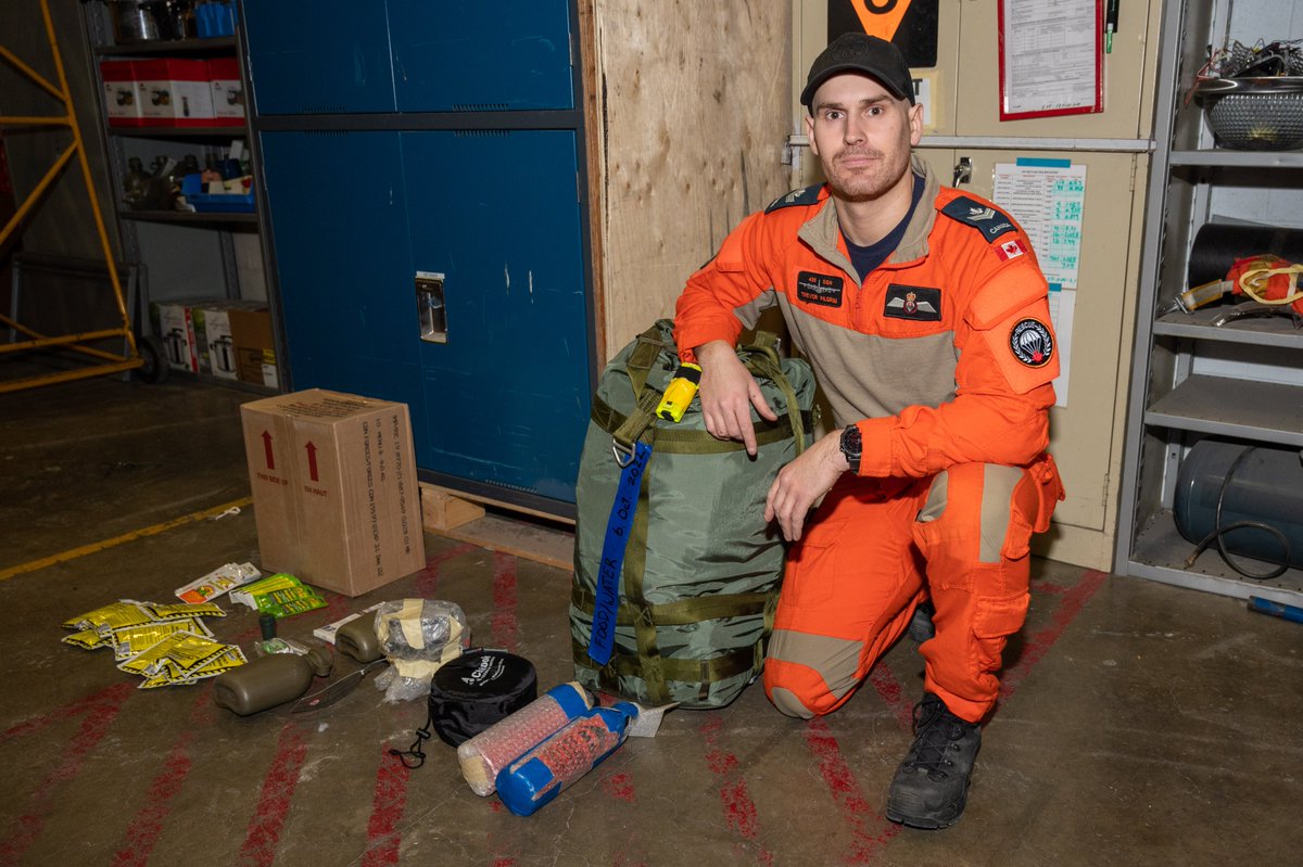 JRCCTrentCCCOS's tweet photo. #SARTechs from the @RCAF_ARC’s 435 Squadron pack equipment prior to a training mission. Making sure you have the right clothing and equipment is important, whether you’re a SAR Tech or just going for a hike. #Prepared https://t.co/1KVaylmyVx