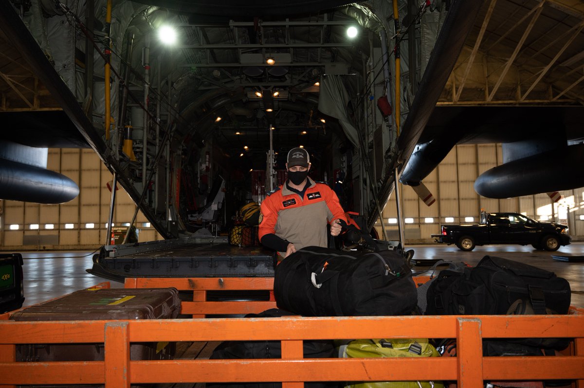 JRCCTrentCCCOS's tweet photo. #SARTechs from the @RCAF_ARC’s 435 Squadron pack equipment prior to a training mission. Making sure you have the right clothing and equipment is important, whether you’re a SAR Tech or just going for a hike. #Prepared https://t.co/1KVaylmyVx