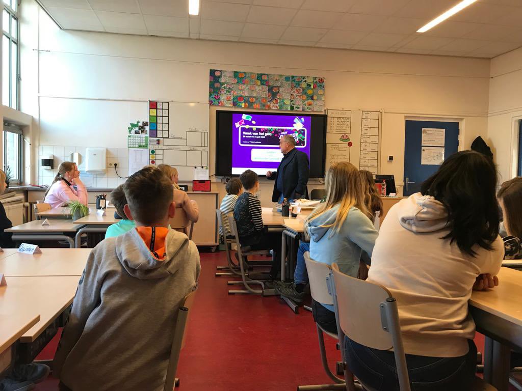 LennartHarpe's tweet photo. Vandaag een gastles gegeven aan twee groepen 8 van de Freinetschool #Delft locatie Libel. #deweekvanhetgeld Over omgaan met (plastic) geld, sparen en duur versus goedkoop. Maar ook over (financiën van) de gemeente en het werk van een wethouder. Veel interactie. Leuk om te doen! https://t.co/BYUf0O88D3