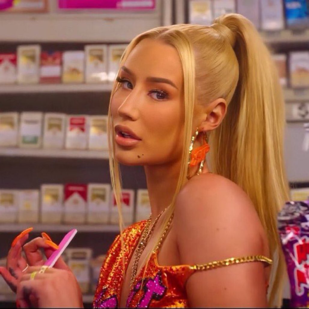TheresaIggy's tweet photo. It is worth mentioning that Iggy Azalea is an independent rapper, that is, she doesn't have a record label, it came out of her pocket, expenses with video clips, cover editing, promotion promotional photos, etc. In the single “Sip It” alone, 500K dollars were invested by her https://t.co/OkchtUU8NC
