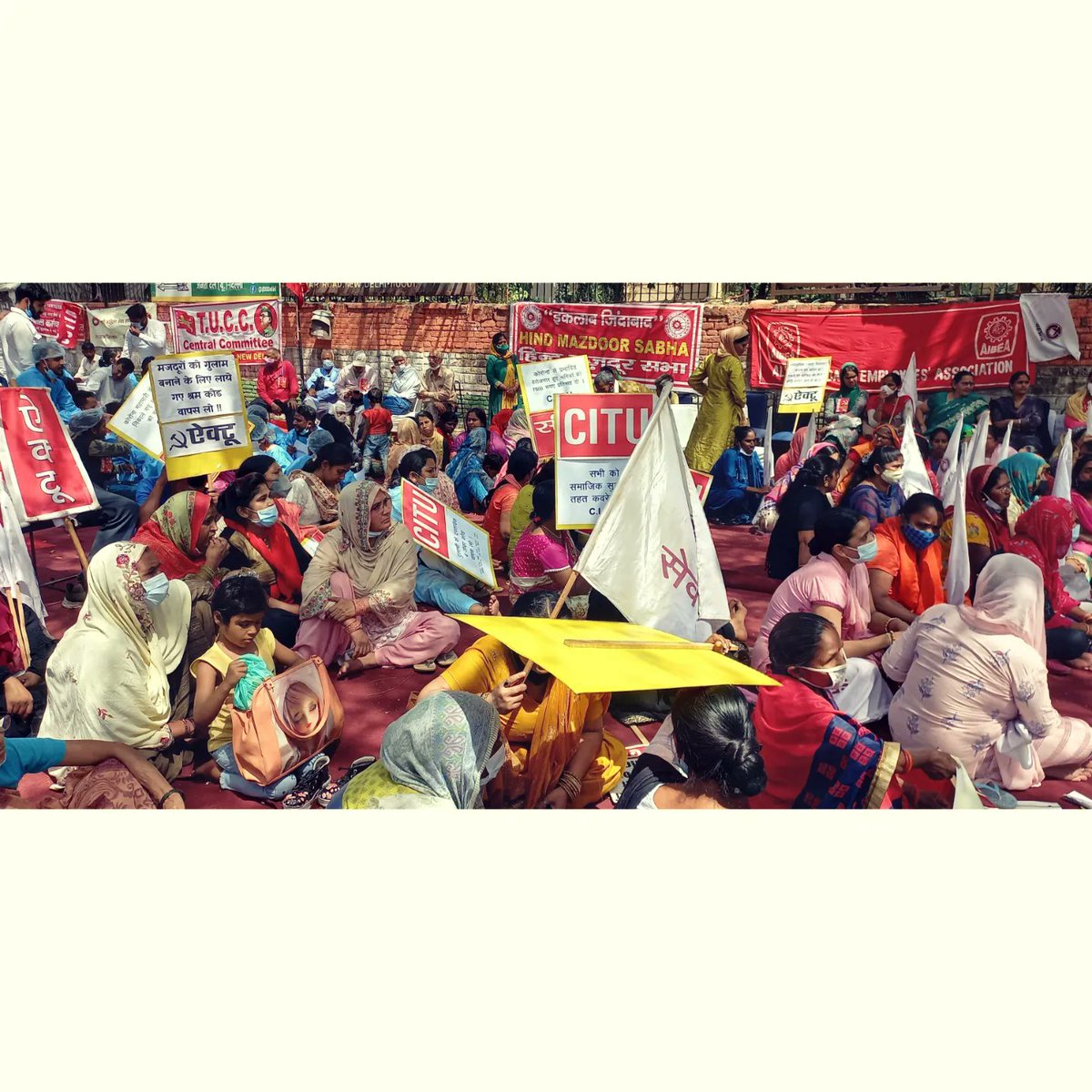WriteToSpeak1's tweet photo. 28 और 29 मार्च को पूरे भारत में मजदूरों की हड़ताल थी, जिसमे करीब 60% मजदूरों ने हिस्सा लिया था. और हमारी Mainstream Media ने इस खबर को कवर करना ज़रूरी नहीं समझा. 
मजदूर देश की रीड की हड्डी होता है और जब वही मजदुर सडको पर आ जाए, तो देश की कमर टूट जाती है. #TradeUnion #Labour https://t.co/Gku4lmitRq