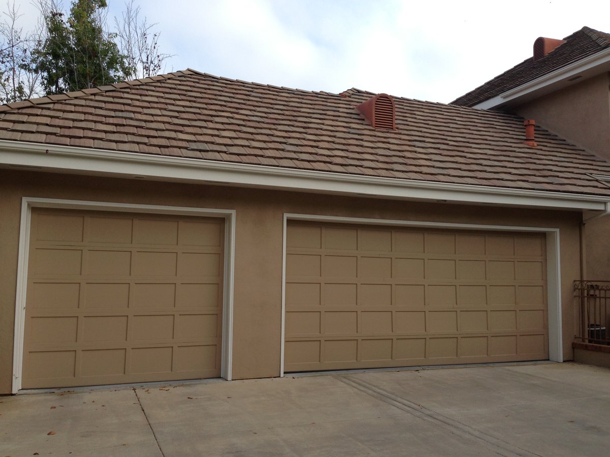 GarageCastleic's tweet photo. Check out the before and after, installing Clopay Gallery Garage Doors we installed in San Diego, CA. It blends in perfectly with the rest of the home and updates it, providing more curb appeal and resell value. Contact us today for a free estimate! 760-746-0128 #garagedoors https://t.co/DdAJcLu3gA
