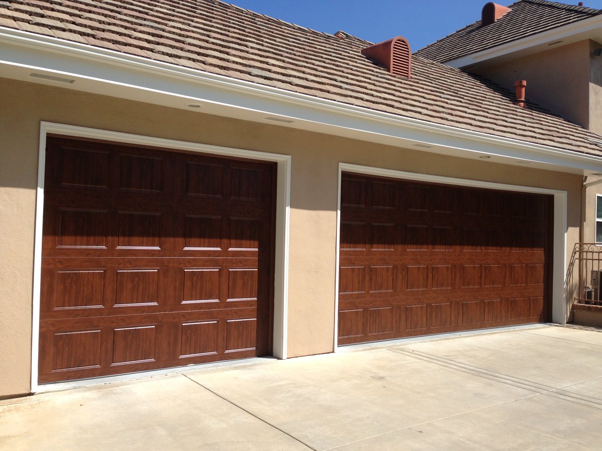 GarageCastleic's tweet photo. Check out the before and after, installing Clopay Gallery Garage Doors we installed in San Diego, CA. It blends in perfectly with the rest of the home and updates it, providing more curb appeal and resell value. Contact us today for a free estimate! 760-746-0128 #garagedoors https://t.co/DdAJcLu3gA