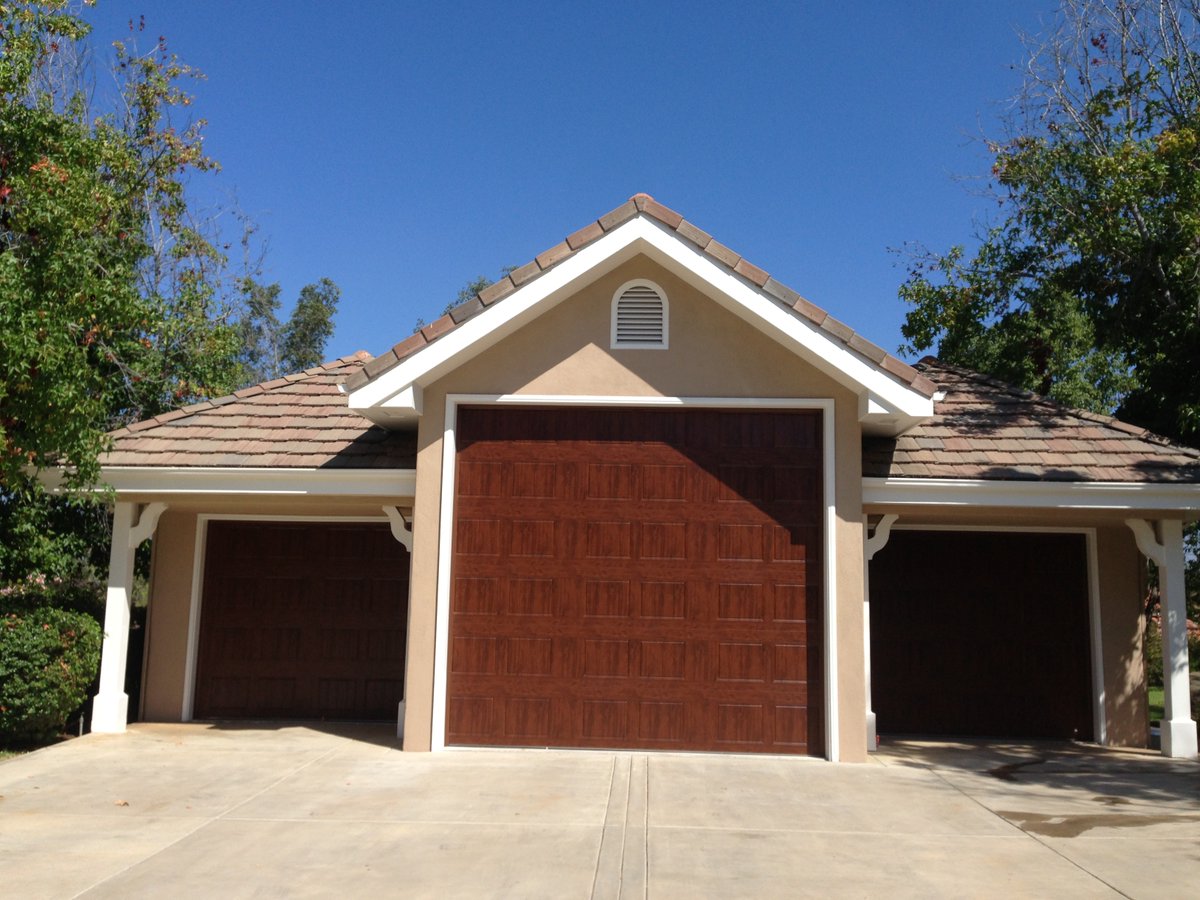 GarageCastleic's tweet photo. Check out the before and after, installing Clopay Gallery Garage Doors we installed in San Diego, CA. It blends in perfectly with the rest of the home and updates it, providing more curb appeal and resell value. Contact us today for a free estimate! 760-746-0128 #garagedoors https://t.co/DdAJcLu3gA