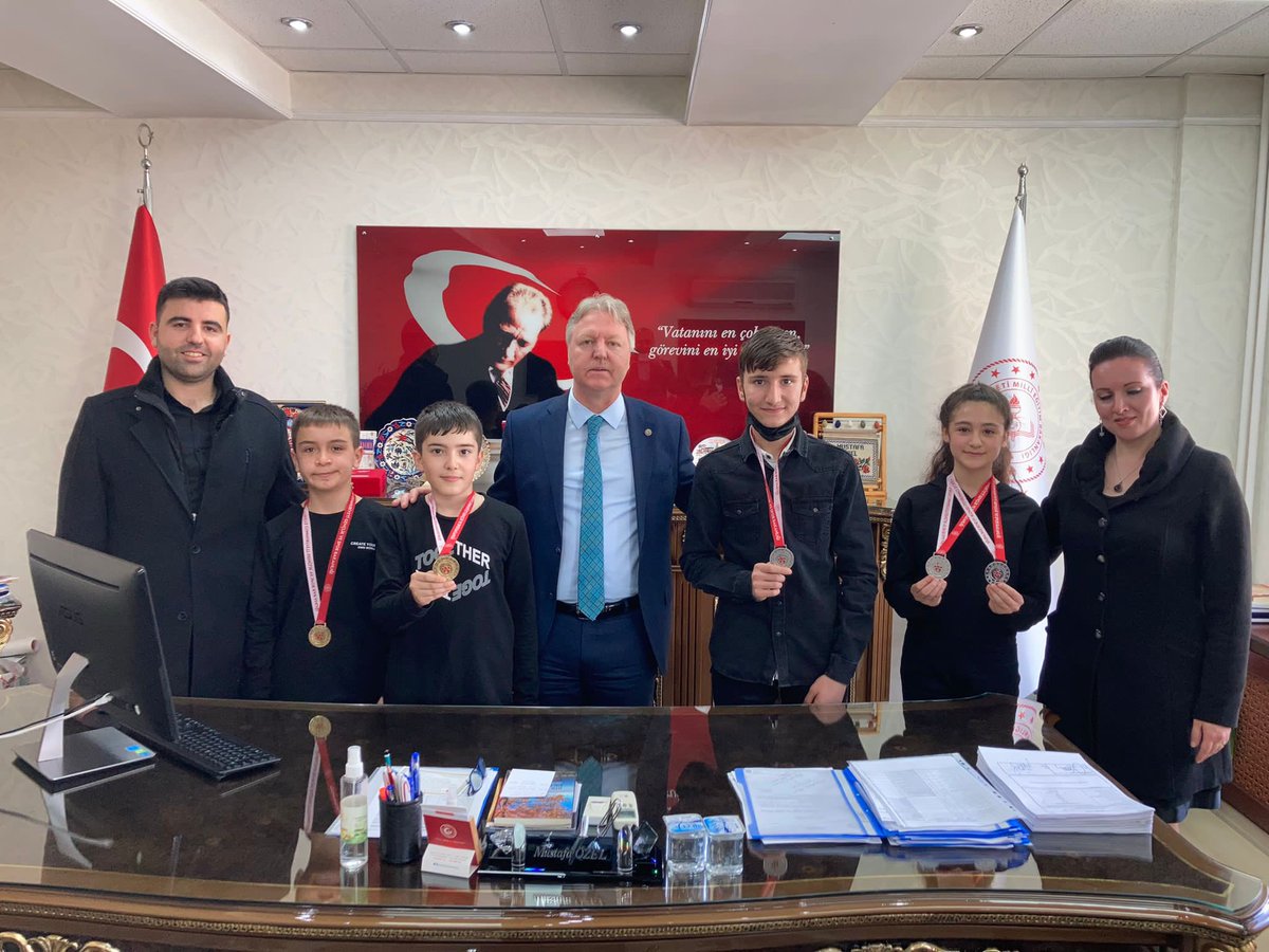 MamakilceMem's tweet photo. Okullar arası Küçükler ve Yıldızlar Wushu Toulu yarışmasında dereceye giren Yavuz Sultan Selim Ortaokulu öğrencileri İlçe Milli Eğitim Müdürümüz Sn.Mustafa ÖZEL’i ziyaret ettiler. Öğrencilerimizi tebrik eder, başarılarının devamını dileriz.👏🏻👏🏻
@tcmeb 
@Harunfatsa 
@mustafaozel66 https://t.co/SYe0rZ5yDb