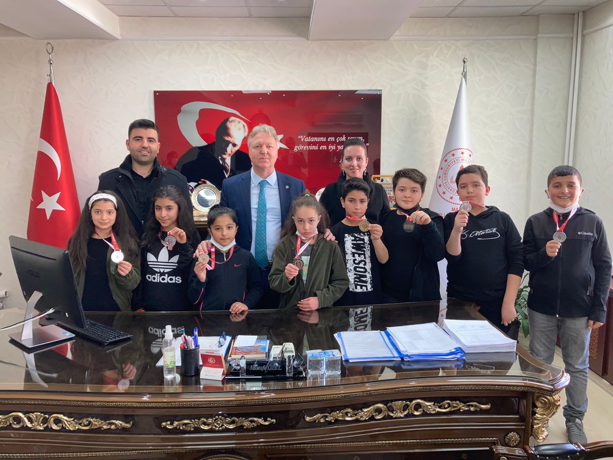 MamakilceMem's tweet photo. Okullar arası Küçükler ve Yıldızlar Wushu Toulu yarışmasında dereceye giren Yavuz Sultan Selim Ortaokulu öğrencileri İlçe Milli Eğitim Müdürümüz Sn.Mustafa ÖZEL’i ziyaret ettiler. Öğrencilerimizi tebrik eder, başarılarının devamını dileriz.👏🏻👏🏻
@tcmeb 
@Harunfatsa 
@mustafaozel66 https://t.co/SYe0rZ5yDb