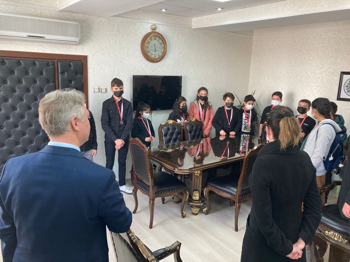 MamakilceMem's tweet photo. Okullar arası Küçükler ve Yıldızlar Wushu Toulu yarışmasında dereceye giren Yavuz Sultan Selim Ortaokulu öğrencileri İlçe Milli Eğitim Müdürümüz Sn.Mustafa ÖZEL’i ziyaret ettiler. Öğrencilerimizi tebrik eder, başarılarının devamını dileriz.👏🏻👏🏻
@tcmeb 
@Harunfatsa 
@mustafaozel66 https://t.co/SYe0rZ5yDb