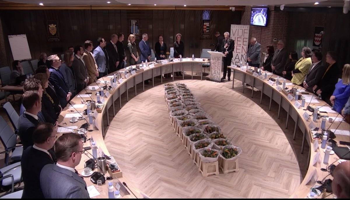 raadVijfheeren1's tweet photo. Voorzitter van de raad; burgemeester @SjorsFrohlich spreekt de nieuwe raad van de gemeente @5heerenlanden toe: ‘Democratie is geen vanzelfsprekendheid’. 
Beste raadsleden, van harte gefeliciteerd! Veel wijsheid en bovenal veel plezier toegewenst met jullie prachtige taak! https://t.co/knbckOxNnP