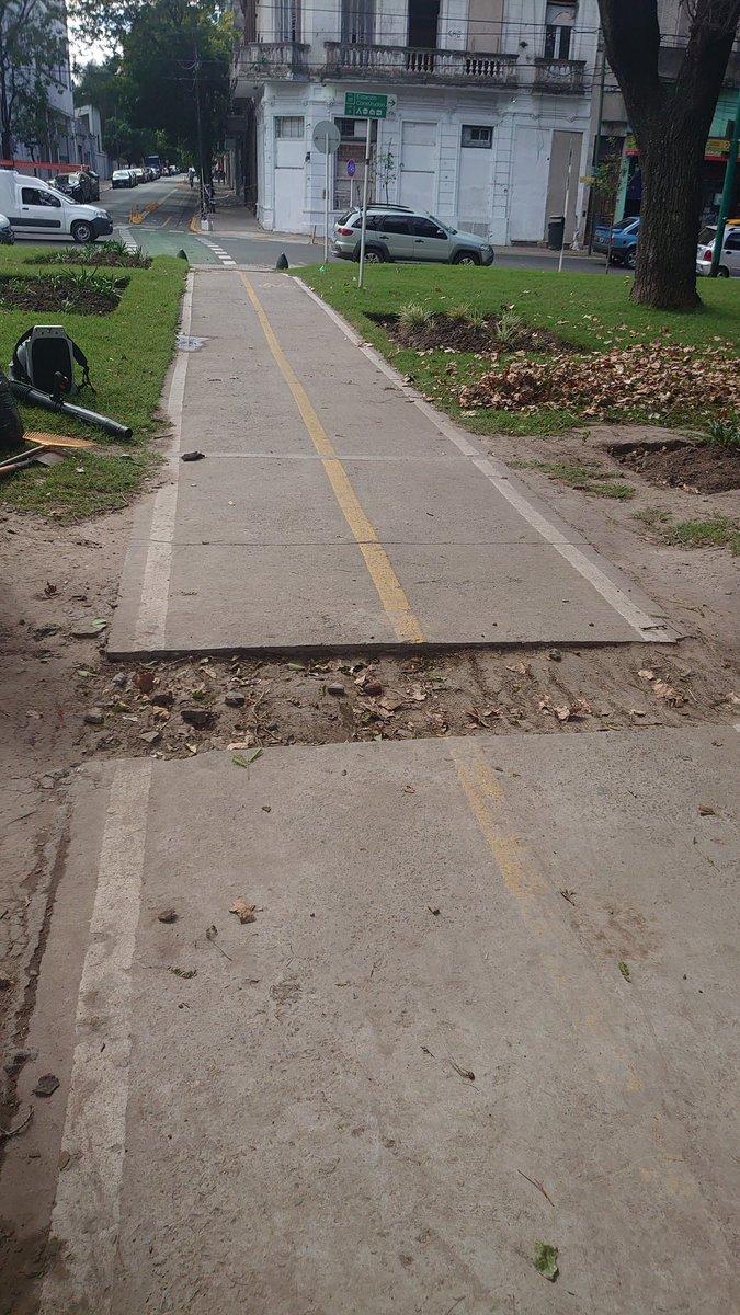 AmbientalABP's tweet photo. @gcba @BA147 bicisenda Virrey Cevallos , sector Plaza Garay 
Sumamos otro reclamo junto a V Cevallos 1404 o el cráter de Constitución. @bicivilizados @pablolebedinsky https://t.co/6E1P3DfXJY