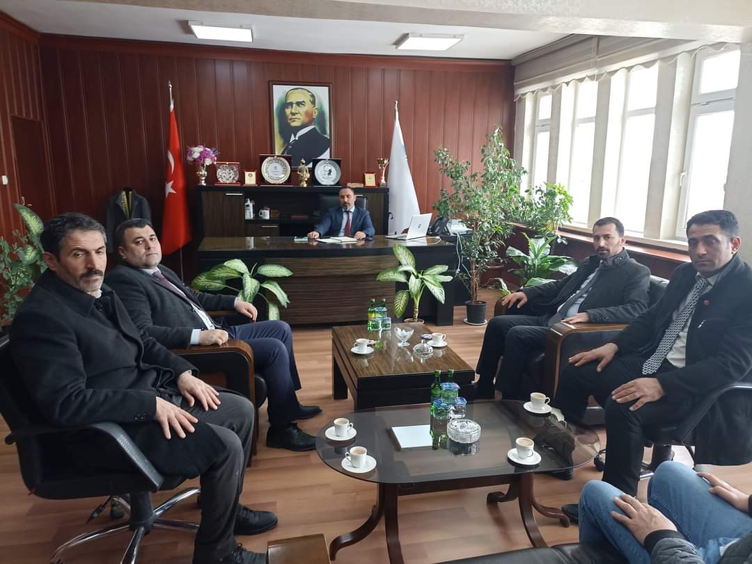 VEDAŞ Muş İl Müdürü Suat Coşar beyi ziyaret edip, kurumun işleyişi hakkında bilgi alıp halkımızın Vedaş'a olan tepkilerini ve zamları konuştuk. 

Anlayışla sorularımıza cevap verip nazik kabüllerinden dolayı teşekkür ederiz.