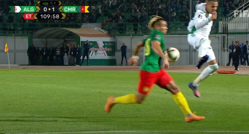 orewakozuki's tweet photo. Les camerounais osé venir dire qu’il y a pas main la #Replay_Algeria_Cameroon https://t.co/9T2ryc3hmM