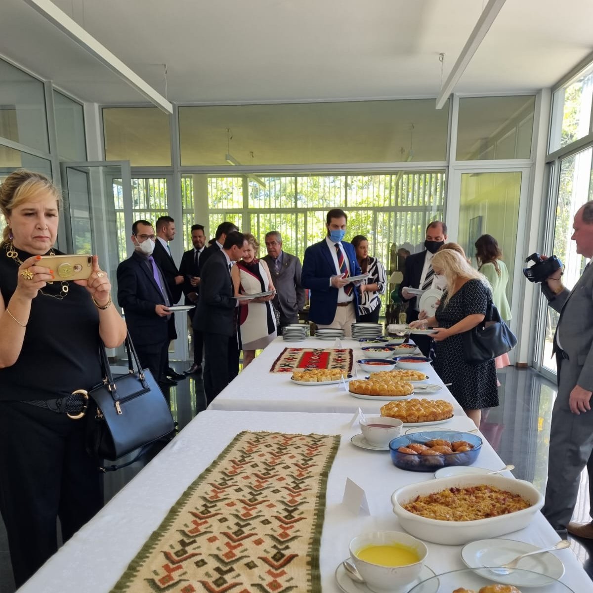 SRBinBrazil's tweet photo. Apresentação dos potenciais de investimentos estrangeiros na 🇷🇸 para mídia 🇧🇷. Durante o evento foram mostradas as características culturais e históricas do país, como belezas e riquezas naturais, bem como o património religioso e histórico da 🇷🇸 e servido um almoço típico 🇷🇸🇷🇸 https://t.co/OFN2JTZVzz