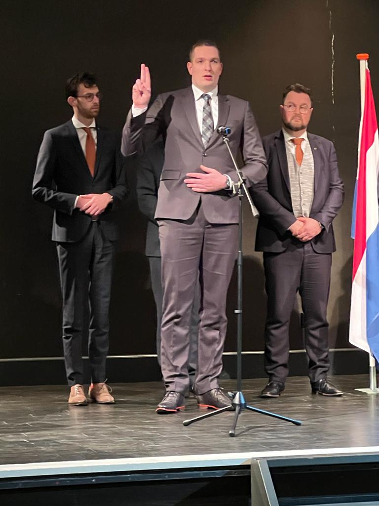 Vanavond mochten onze 3 nieuwe raadsleden de eed afleggen in de eerste raadsvergadering van de nieuwe periode. "Zo waarlijk helpe mij God almachtig".

Onze raadsleden: Jan Koffeman, Frans Lucas Brouwer en Louw Gnodde.