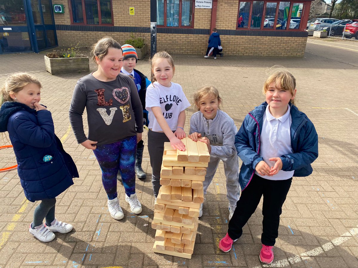 MissCleaver's tweet photo. 🎈🎈The P2 Helix team had a great afternoon at the House Treat 🎈🎈We enjoyed toasting marshmallows over the firepit, 🎾, ⚽️, Jenga, hula hooping, 💃🏼🕺🏽, giant Connect Four and cheering! ⭐️Thanks @ASC_Jen &amp; @MrsMcDavidVPS  for organising ⭐️🎈🎈#VPSfun https://t.co/Pstp9u0s1S