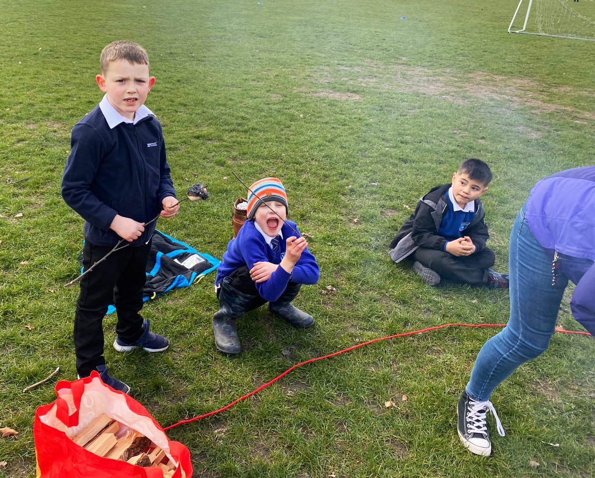 MissCleaver's tweet photo. 🎈🎈The P2 Helix team had a great afternoon at the House Treat 🎈🎈We enjoyed toasting marshmallows over the firepit, 🎾, ⚽️, Jenga, hula hooping, 💃🏼🕺🏽, giant Connect Four and cheering! ⭐️Thanks @ASC_Jen &amp; @MrsMcDavidVPS  for organising ⭐️🎈🎈#VPSfun https://t.co/Pstp9u0s1S