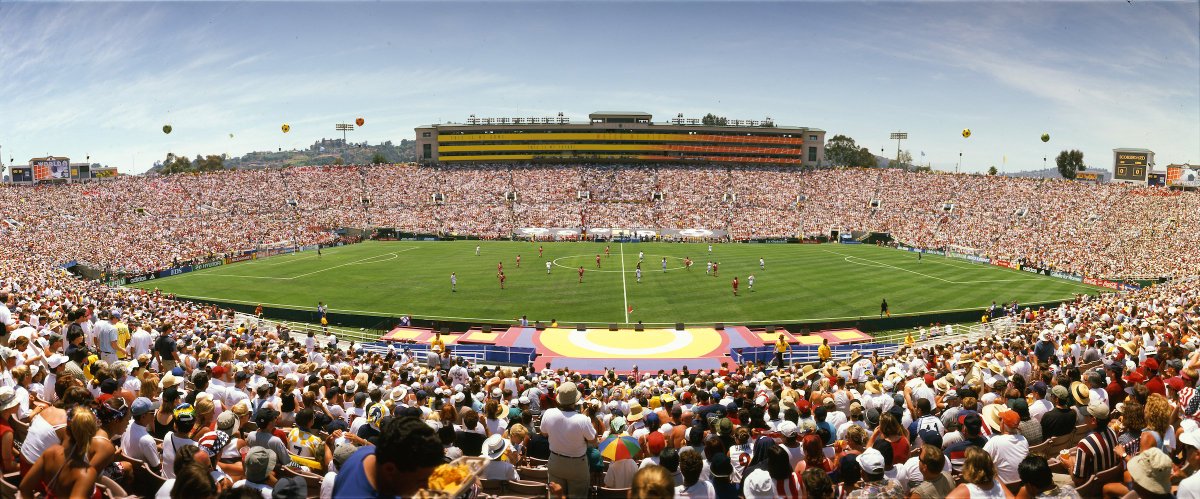 USWNT's tweet photo. ‣ 90,185 in 1999 at the Rose Bowl 
‣ 91,553 today at Camp Nou

Let's keep it growing 🏟👏⚽️ https://t.co/NGG1K6yrSn