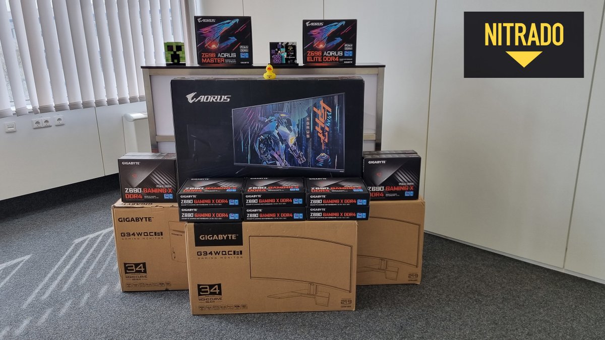 NitradoES's tweet photo. ¿Qué tienen en común un patito de goma, cuatro monitores para juegos y 12 placas base?
Están todos en esta foto, por supuesto.

Pero, en serio, ¿se te ocurre algún denominador común? Porque lo hemos intentado y no lo hemos conseguido... https://t.co/6xuNgOVLxm