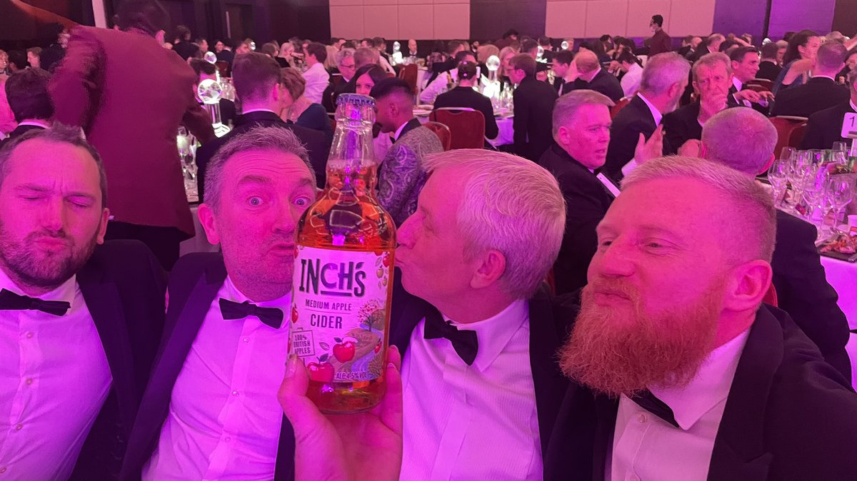 JuicyRayner's tweet photo. What’s a few inchs between friends? #table8 @edie #edieawards2022 #susleaders https://t.co/UUrtRBUB54