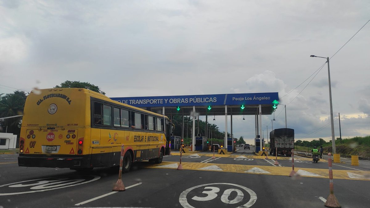 martinsotto's tweet photo. Prefecto de #LosRíos @jteransalcedo advierte que la empresa encargada de ampliar tramo #BuenaFe - #SantoDomingo no tiene capacidad y pretende vender el contrato a otra compañía tras el cobro anticipado de peaje @ObrasPublicasEc @LassoGuillermo https://t.co/tJwSVNrfmL