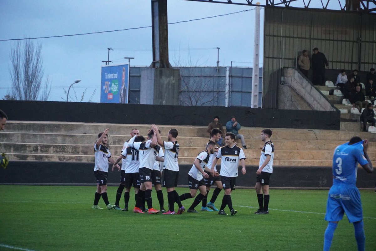 CEConstancia's tweet photo. 🔚 Finaal del partit!!

@CEConstancia 2 - @CDMurense 1

⚽ @Kike_Sanchez11 
⚽ Suasi

#JuntsFeimHistòria #CENTConstància https://t.co/mvgIKEe751