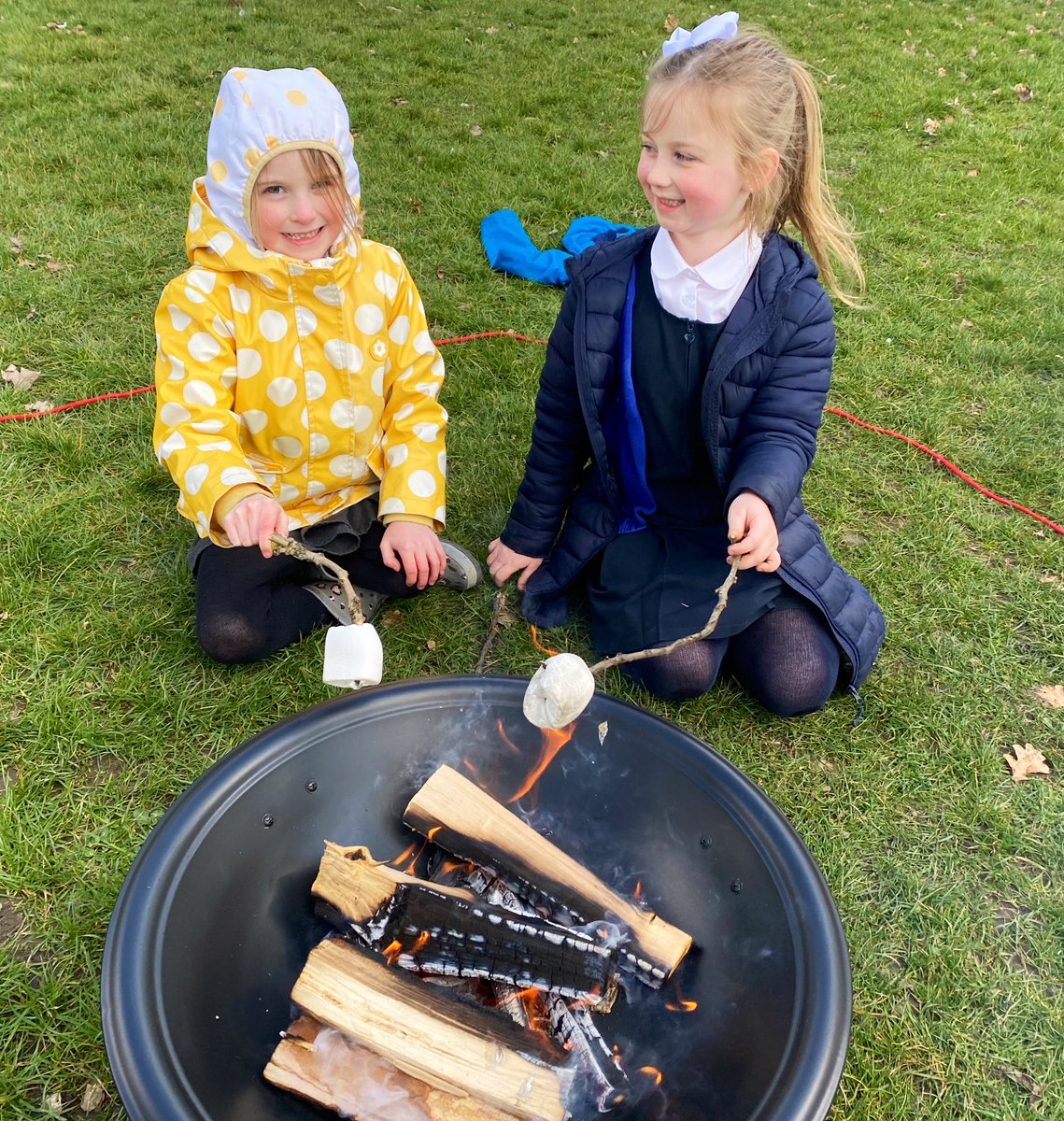MissCleaver's tweet photo. 🎈🎈The P2 Helix team had a great afternoon at the House Treat 🎈🎈We enjoyed toasting marshmallows over the firepit, 🎾, ⚽️, Jenga, hula hooping, 💃🏼🕺🏽, giant Connect Four and cheering! ⭐️Thanks @ASC_Jen &amp; @MrsMcDavidVPS  for organising ⭐️🎈🎈#VPSfun https://t.co/M000tSx8BX