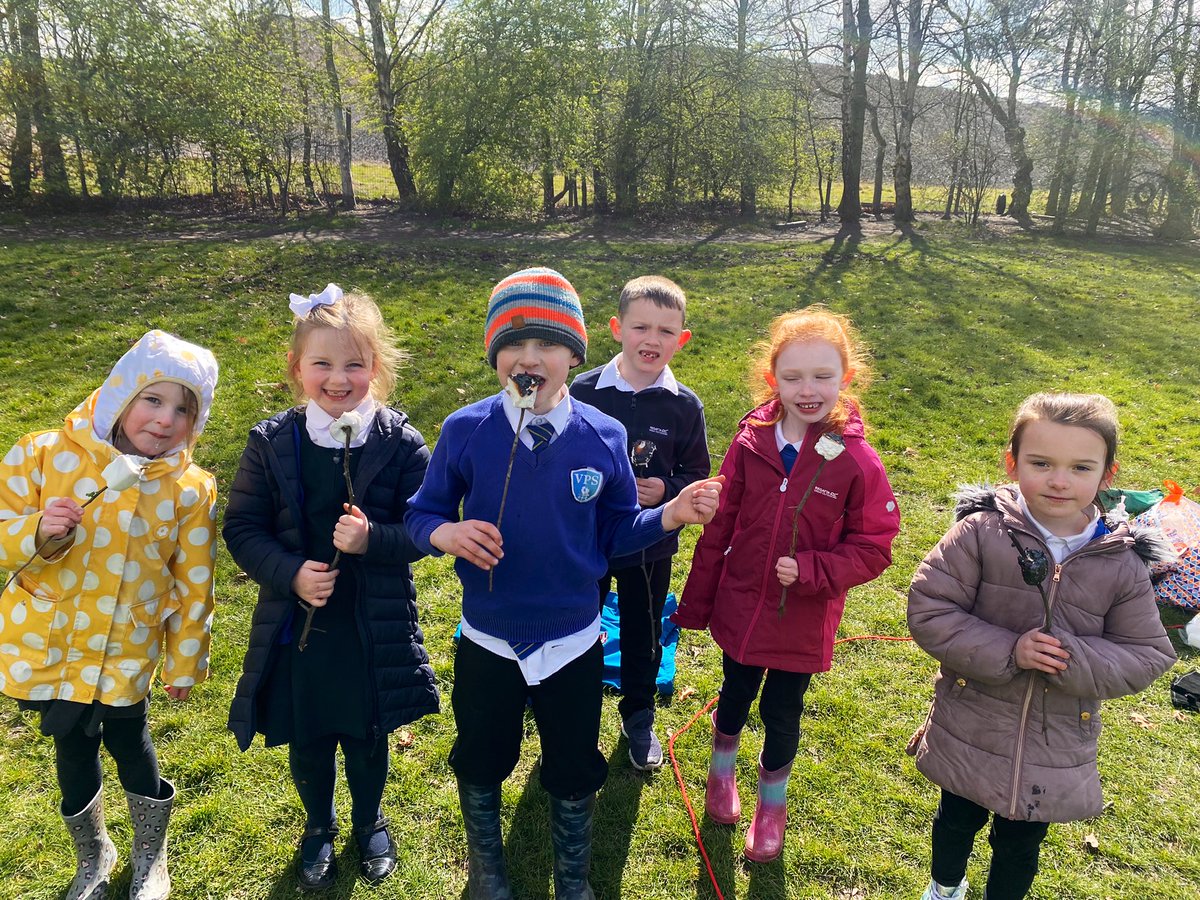 MissCleaver's tweet photo. 🎈🎈The P2 Helix team had a great afternoon at the House Treat 🎈🎈We enjoyed toasting marshmallows over the firepit, 🎾, ⚽️, Jenga, hula hooping, 💃🏼🕺🏽, giant Connect Four and cheering! ⭐️Thanks @ASC_Jen &amp; @MrsMcDavidVPS  for organising ⭐️🎈🎈#VPSfun https://t.co/M000tSx8BX