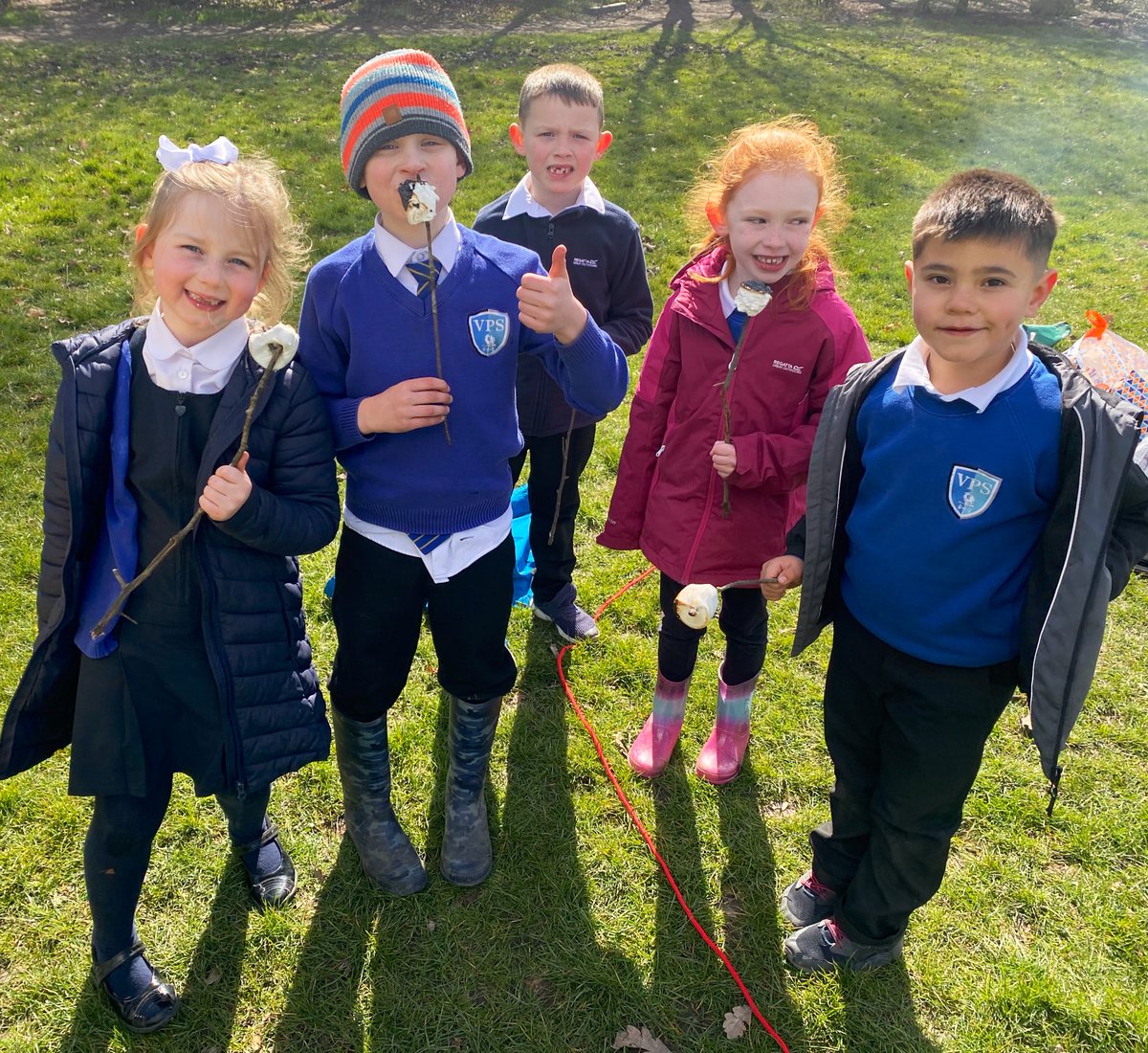 MissCleaver's tweet photo. 🎈🎈The P2 Helix team had a great afternoon at the House Treat 🎈🎈We enjoyed toasting marshmallows over the firepit, 🎾, ⚽️, Jenga, hula hooping, 💃🏼🕺🏽, giant Connect Four and cheering! ⭐️Thanks @ASC_Jen &amp; @MrsMcDavidVPS  for organising ⭐️🎈🎈#VPSfun https://t.co/M000tSx8BX