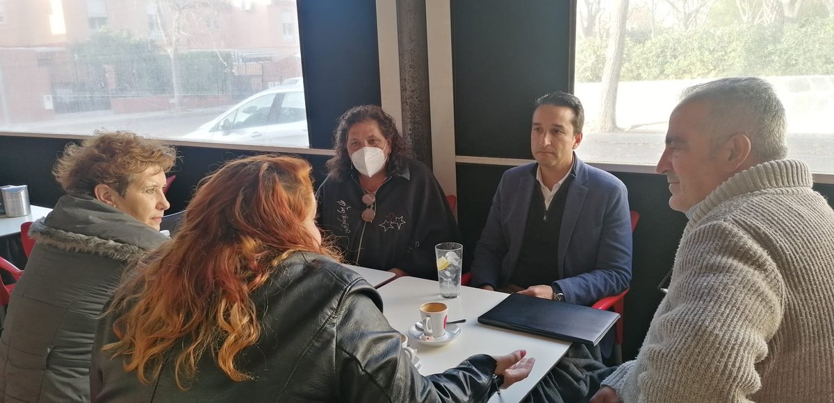 RCabezasBadajoz's tweet photo. 🔴 Hoy nos hemos reunido con la Asociación de Vecinos de la Granadilla. En un bar, porque sede vecinal no tienen. Trabajando por mejorar sus condiciones de vida 💪🏽 https://t.co/veKAgUsEn7
