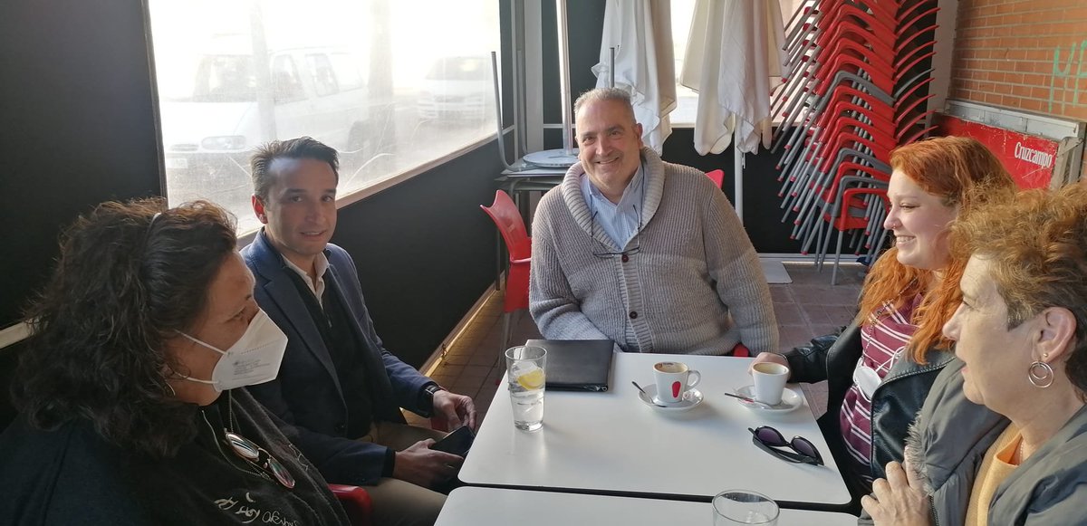 RCabezasBadajoz's tweet photo. 🔴 Hoy nos hemos reunido con la Asociación de Vecinos de la Granadilla. En un bar, porque sede vecinal no tienen. Trabajando por mejorar sus condiciones de vida 💪🏽 https://t.co/veKAgUsEn7
