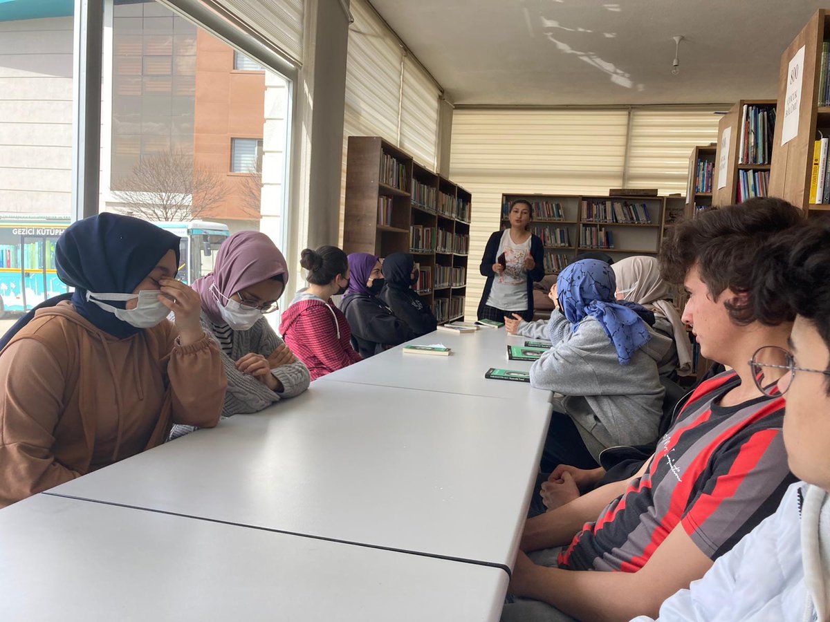 İlçe Millî Eğitim Müdürümüz Aydın Narin Anadolu İmam Hatip Lisesi öğrencileriyle ilçe kütüphanesinde bir araya gelerek gerçekleştirilen kitap müzakeresine katıldı.
