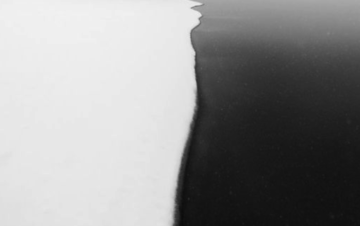 miaudit's tweet photo. e ancora giù, in quell'abisso (come quelle notti infinite senza albe (tra gli sguardi sempre più lontani (senza una carezza, o uno sfiorarsi (con l'intero cielo come un pozzo profondo))))
#SBLab22 #scritturebrevi
bis-racconto/i di #seiparole #senzaverbo #traParentesi
#vocifuori https://t.co/kNVzL9Tpw1