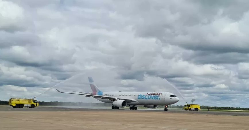 SherlangaVFalls's tweet photo. A very BIG welcome to Victoria Falls🙂
Eurowings Discover. @Lufthansa
The airline offers 3 weekly flights
Frankfurt - Windhoek- Victoria Falls
#VisitVictoriaFalls
#visitzimbabwe
#WorldOfWonders
#SafeDestinations https://t.co/lDBOzR5td5