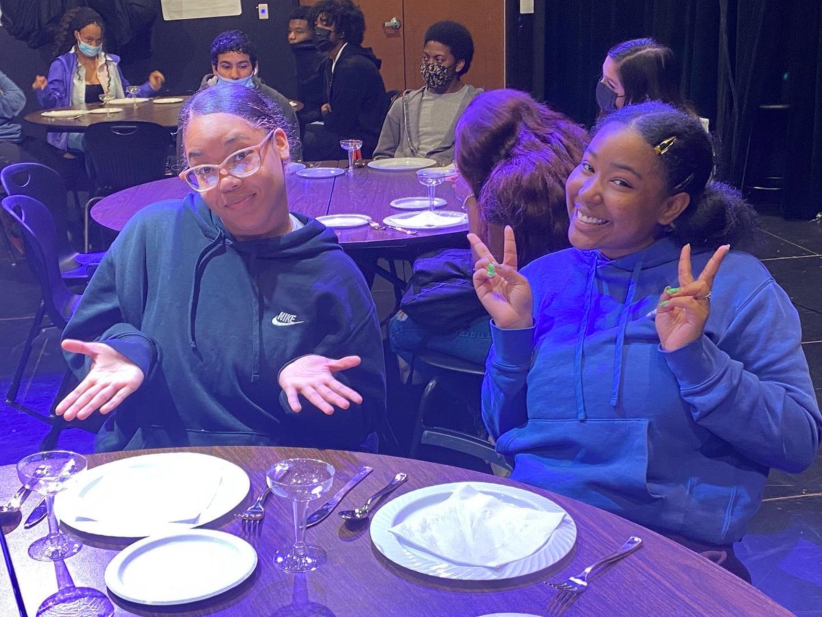 JessikaHearne's tweet photo. #EtiquetteSessionsInProgress @ManorSeniorHS #ProperDining #GettingOurScholarsReadyForTheWorld #CollegeAndCareerReady #MLSOE #ProudPrincipal #ourscholarsareamazing π₯°@ManorSeniorHS @SpencerAndreD @MikePerkins_PLC @AlejandroGongo1 @FoundationManor https://t.co/MVROUKBwH3