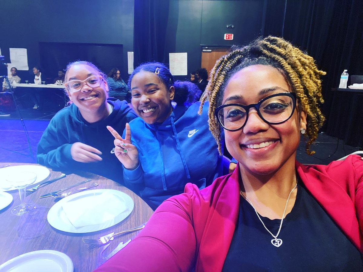JessikaHearne's tweet photo. #EtiquetteSessionsInProgress @ManorSeniorHS #ProperDining #GettingOurScholarsReadyForTheWorld #CollegeAndCareerReady #MLSOE #ProudPrincipal #ourscholarsareamazing π₯°@ManorSeniorHS @SpencerAndreD @MikePerkins_PLC @AlejandroGongo1 @FoundationManor https://t.co/MVROUKBwH3