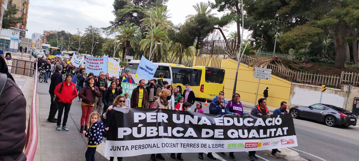 JuntaEbre's tweet photo. Manifestació a Tortosa. No pararem fins que trèieu les vostres urpes de l'educació pública @JosepGCambray @FundacioBofill #VagaEducativa #CambrayCessament https://t.co/91tRYCdtaO