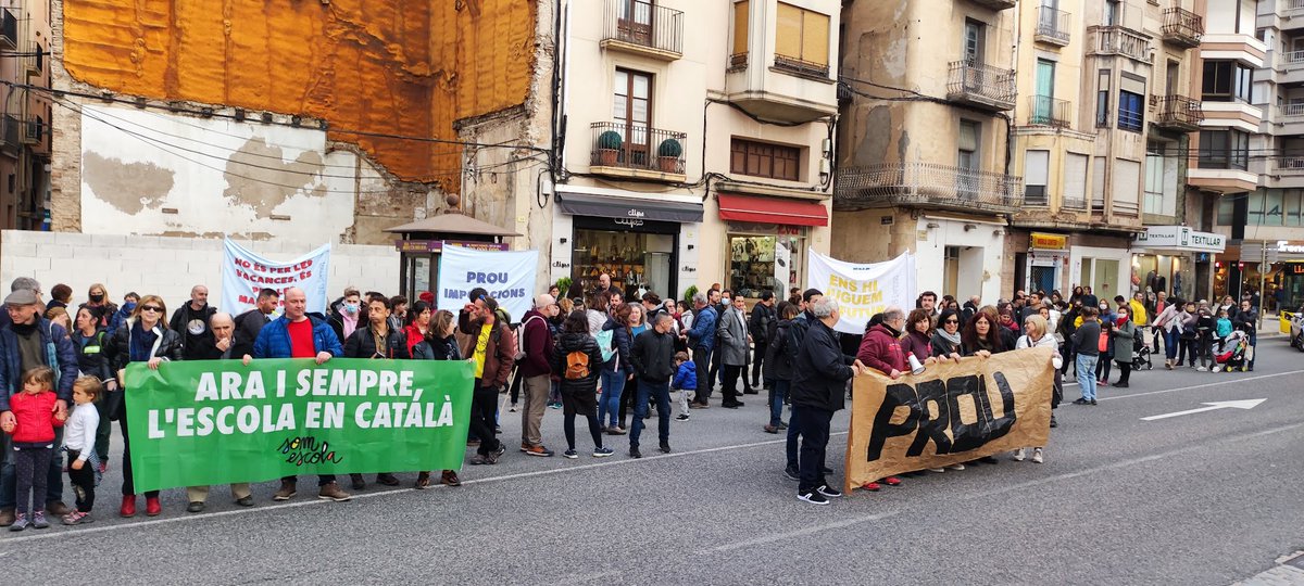 JuntaEbre's tweet photo. Manifestació a Tortosa. No pararem fins que trèieu les vostres urpes de l'educació pública @JosepGCambray @FundacioBofill #VagaEducativa #CambrayCessament https://t.co/91tRYCdtaO