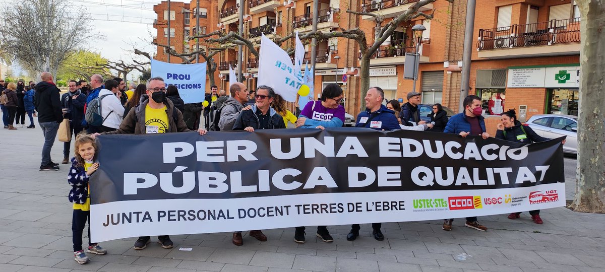 JuntaEbre's tweet photo. Manifestació a Tortosa. No pararem fins que trèieu les vostres urpes de l'educació pública @JosepGCambray @FundacioBofill #VagaEducativa #CambrayCessament https://t.co/91tRYCdtaO