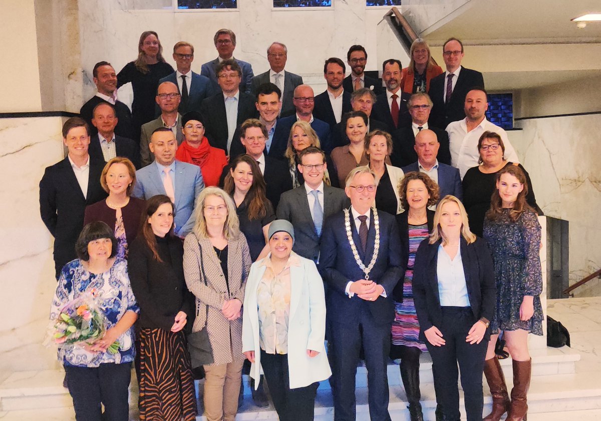 RaadHilversum's tweet photo. Met het afleggen van de eed of van de verklaring en belofte zijn de 37 raadsleden officieel beëdigd en start hun raadswerk. Van harte gefeliciteerd allen!!
De vergadering is hiermee gesloten. 
Op 11 mei 2022 is er om 20.00 uur. https://t.co/zHRrPNyXBq