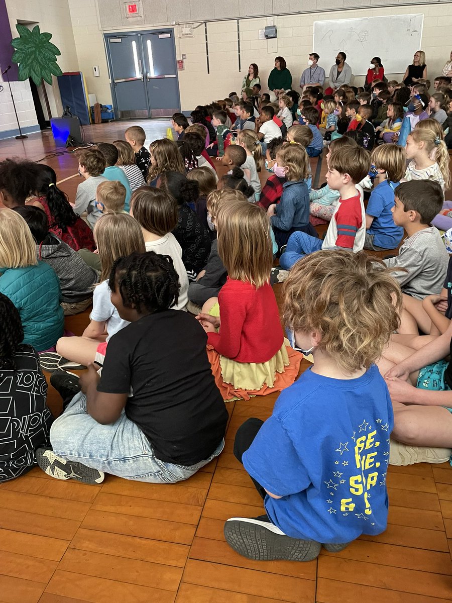 MrsMartinezK's tweet photo. We were an entranced audience our first live performance today. Aladdin was spectacular!🧞‍♂️
So many gifts and talents.  @HunterESDrama @HunterPrincipal @ShaneBarham1976 https://t.co/vJrtRBTHkk