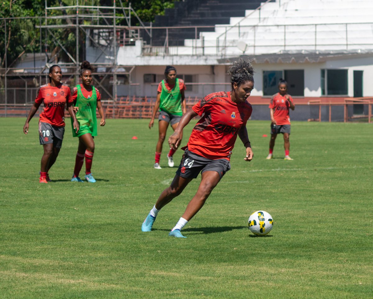 Flamengo's tweet photo. Olha a 🔟 aí! 🥰

A meia-atacante @Duda_10F segue trabalho de retorno gradual aos gramados. Hoje foi dia de treinar com o grupo! #MeninasDaGávea #VamosFlamengo

📸: Nathã Soares/CRF https://t.co/SWvq0Vk2VR